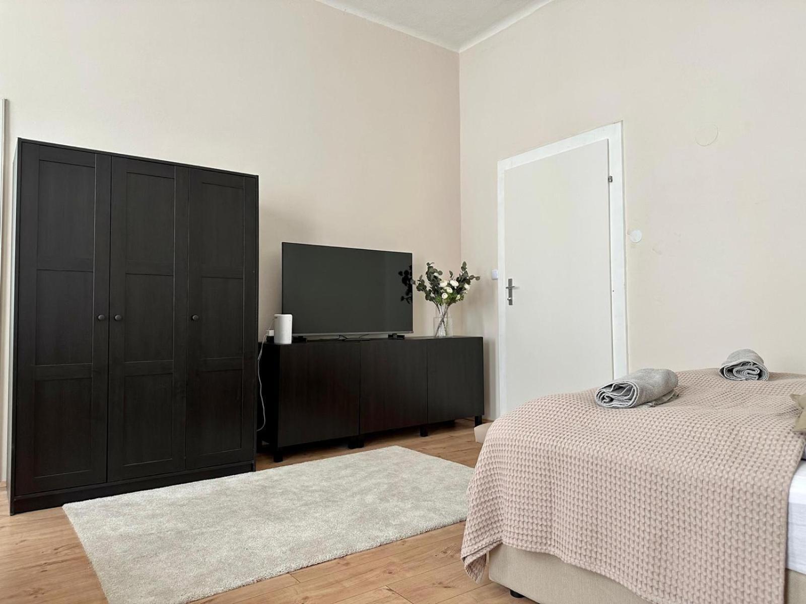 Spacious Apartment, 3 Min To U6 Metro Wina Bagian luar foto