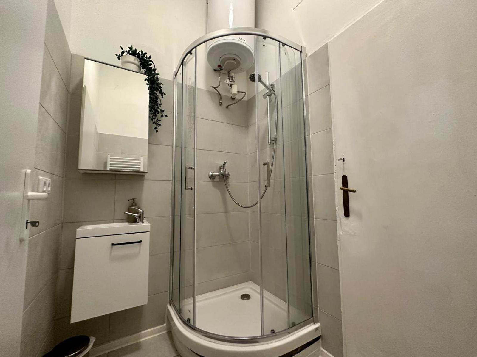 Spacious Apartment, 3 Min To U6 Metro Wina Bagian luar foto